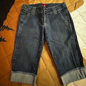 Denim cuffed capri jeans with button and zipper